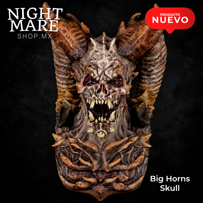 Vista frontal de Big Horns Skull: máscara de cráneo demoníaco con cuernos curvos, colmillos y pechera ósea.