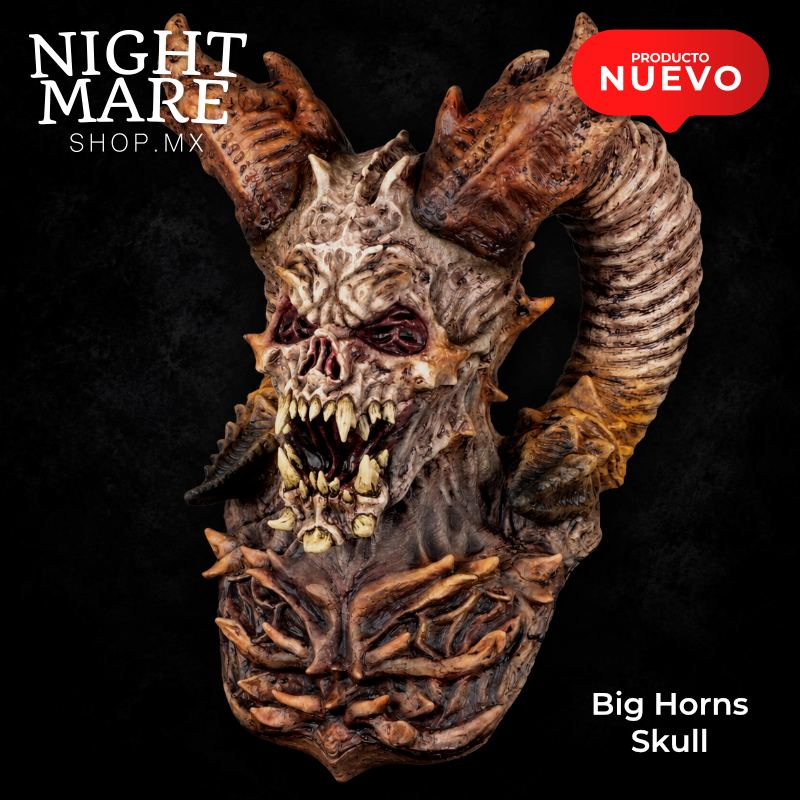 Máscara Big Horns Skull de Ghoulish Productions en tres cuartos, con grandes cuernos curvos y pechera en tonos hueso y café.