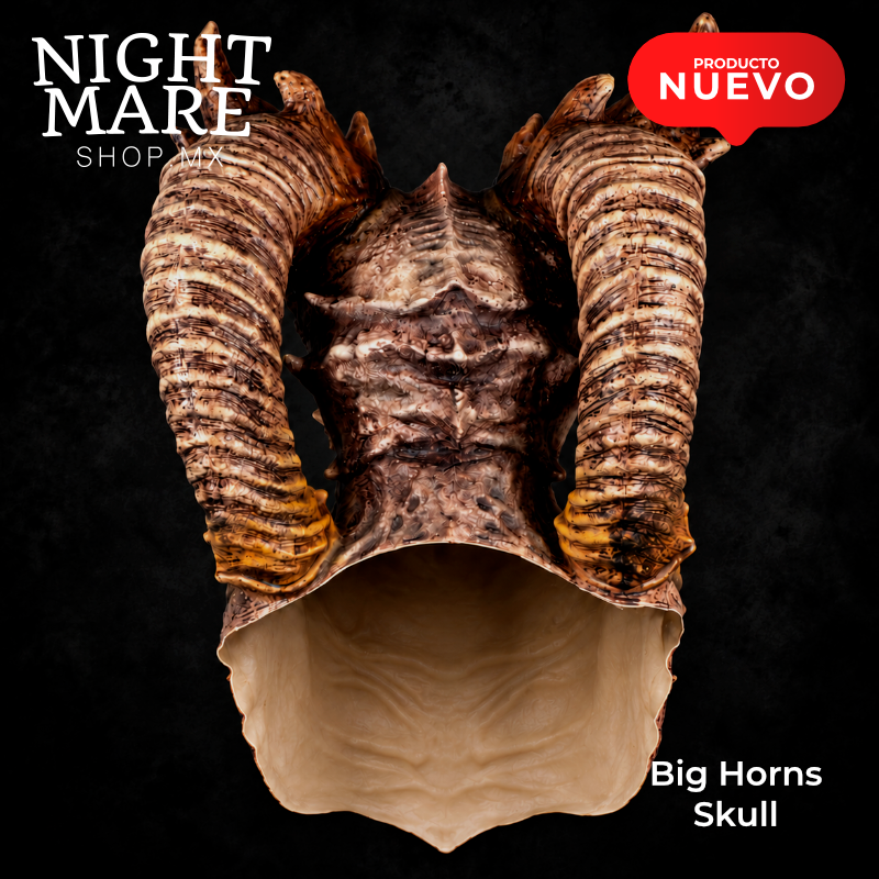 Vista posterior de la máscara Big Horns Skull, con cuernos curvos y el interior de la pechera en tono natural.