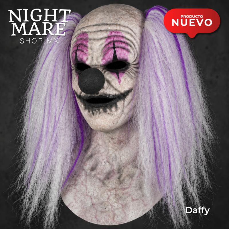 Máscara Daffy Hyper Mask, vista de tres cuartos del rostro arrugado, cabello largo blanco con morado y pechera