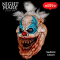 Máscara Sadistic Clown, vista principal de la mandíbula dentada, ojos verdes, maquillaje turquesa y cabello blanco
