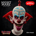 Máscara Slim de Killer Klowns from Outer Space, vista frontal con cabello rojo y maquillaje azul.